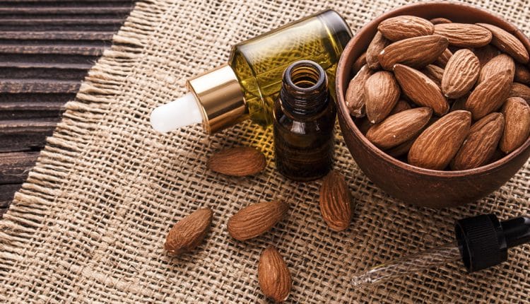 روغن بادام برای سیاهی دور چشم