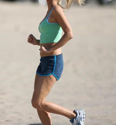 Paris Hilton zeigt Cellulitis beim Joggen in Santa Monica
